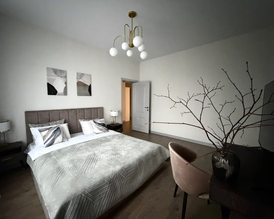 Уютный дом с панорамными окнами рядом с озером