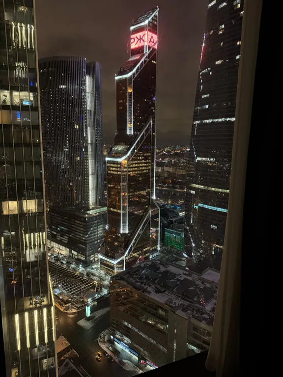 Угловой апартамент с ванной у окна