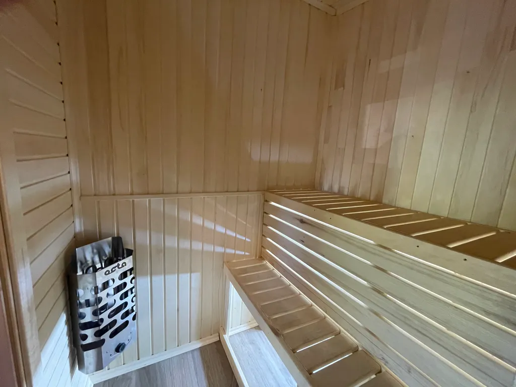 Уютный домик в тихом месте рядом с водой