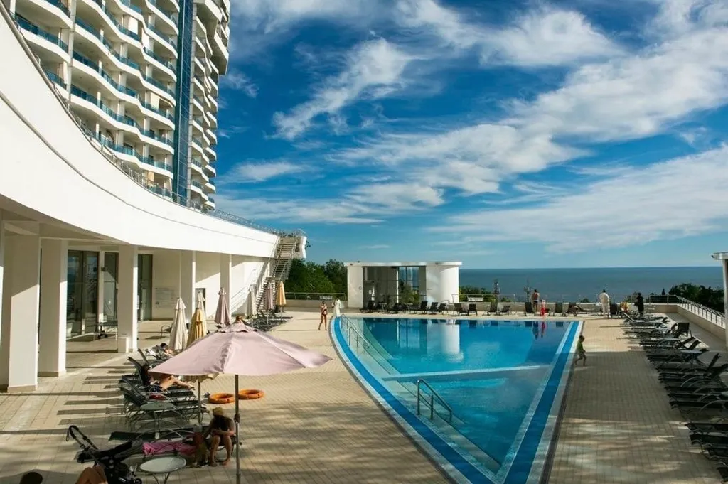 Роскошная идеал квартира с двумя террасами, тремя санузлами и бассейн