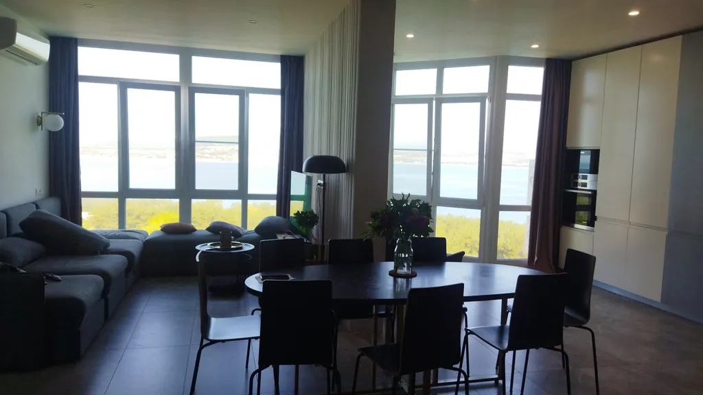 Просторная квартира с панорамным видом на море