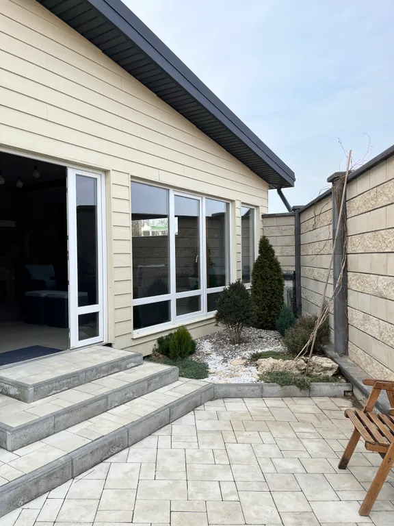 Уютный дом у моря с террасой, баней и теплым бассейном