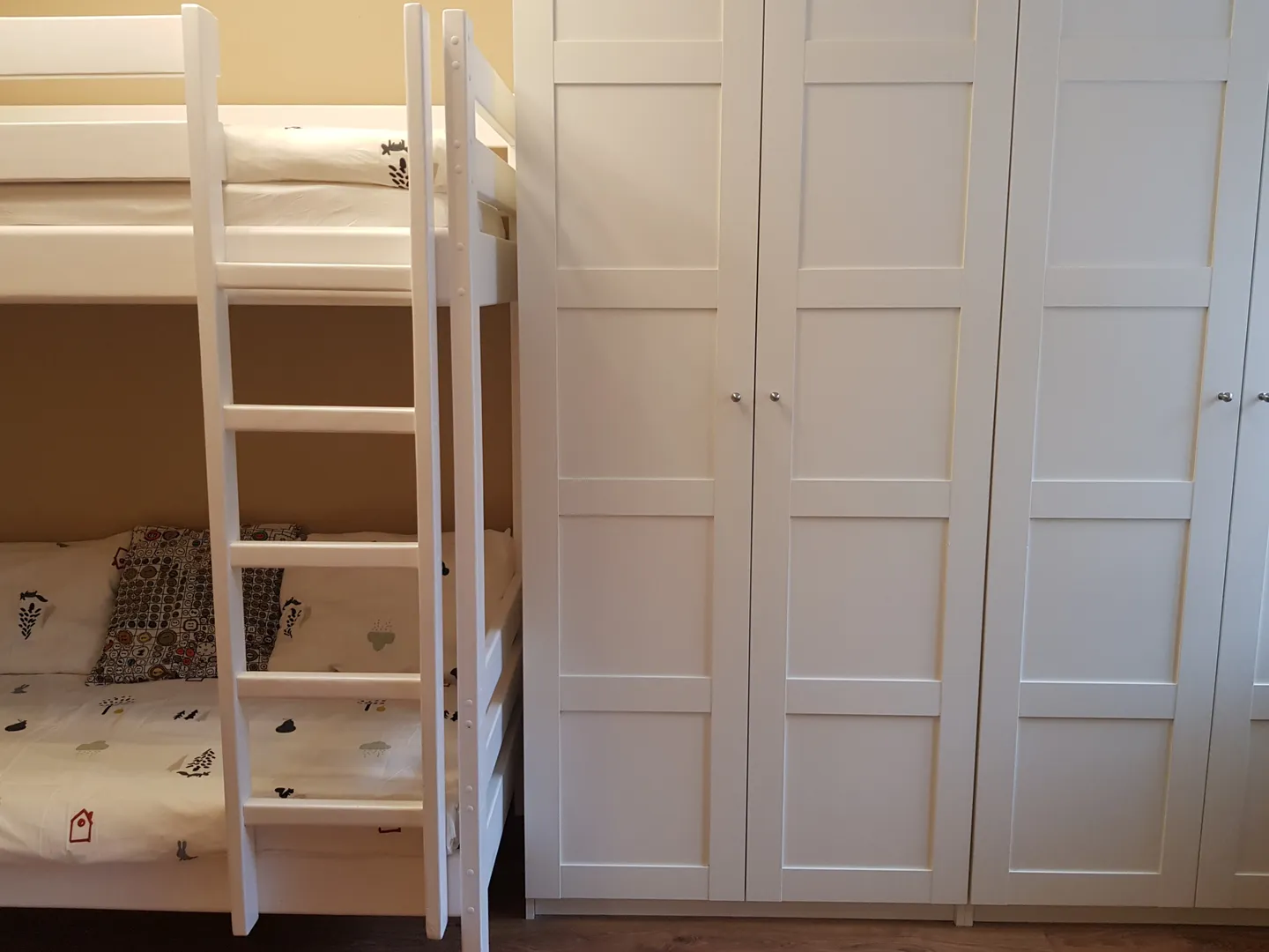 В спальне есть вместительный шкаф с плечиками для одежды и детская двухъярусная кровать
