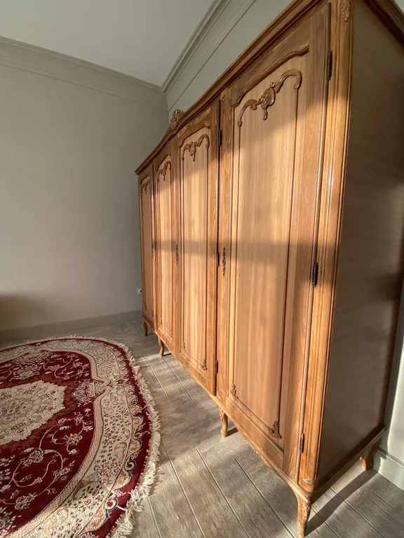 Большой и красивый дом на берегу моря