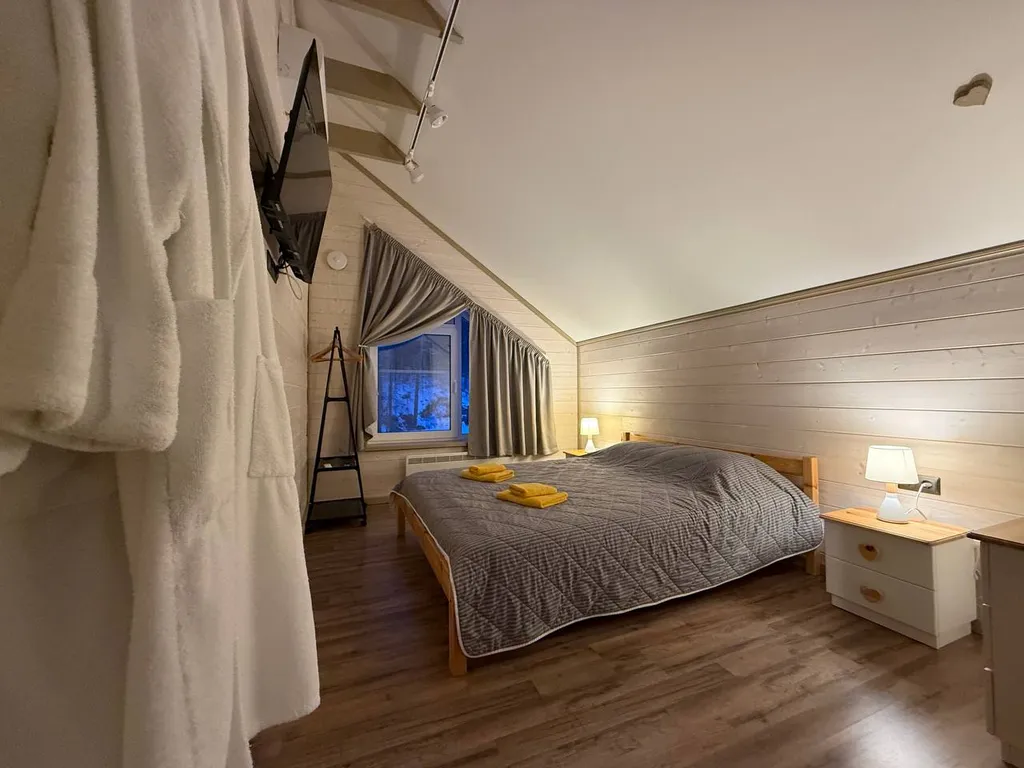 Коттедж с видом на пруд и парк