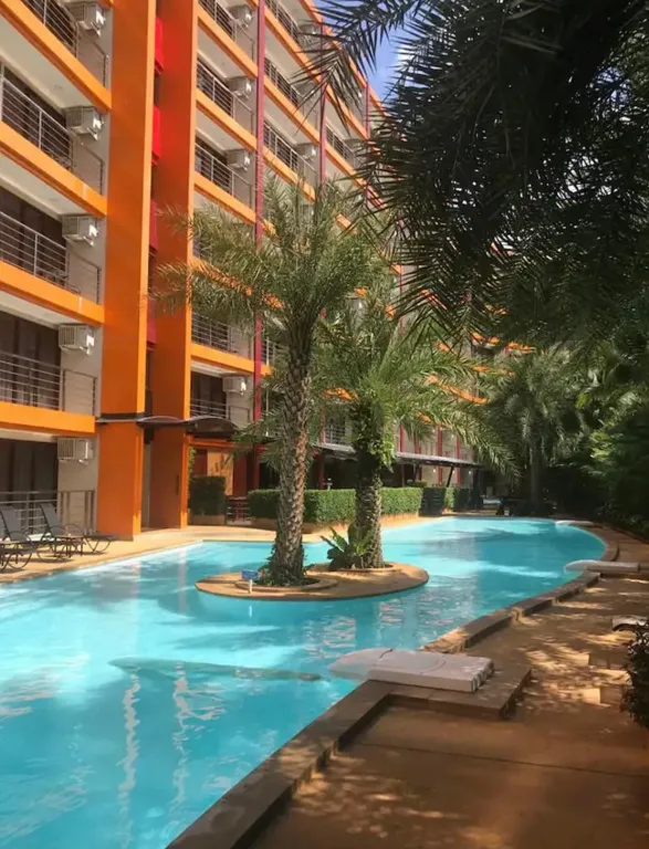 Уютная светлая квартира с бассейном рядом с морем