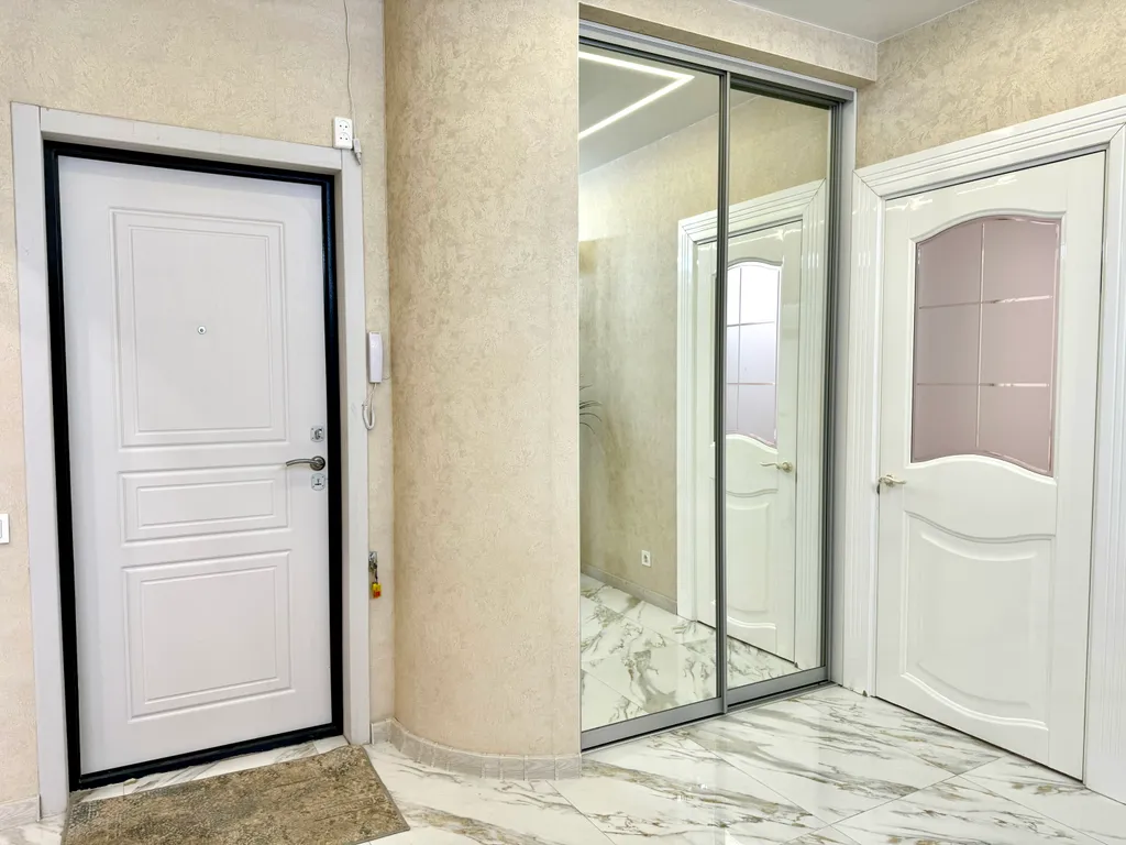 Апартаменты в античном стиле, с джакузи и красивым видом из окна