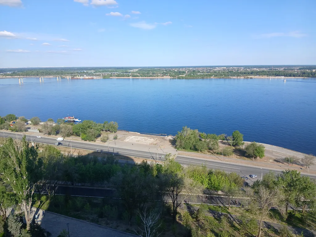 Жизнь с видом реку: огромная лоджия с панорамным остеклением в пол!