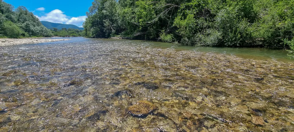 Уютный дом у реки с беседкой и верандой