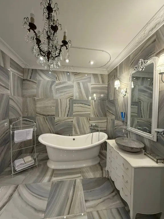 Квартира с видом на горы, город и храм Святого Георгия от Juls Apart