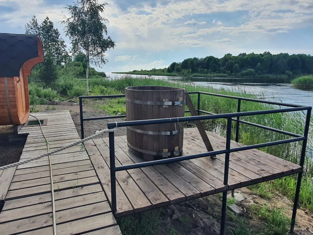 Дом с террасой на берегу реки Кобонка