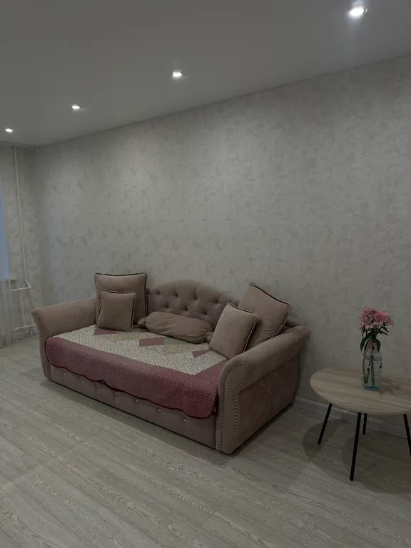 Двухкомнатная квартира с новым ремонтом, рядом с въездом в город