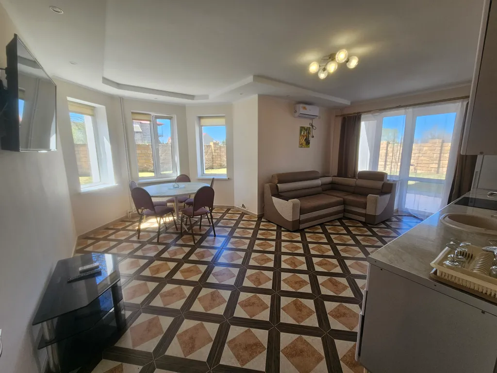 Коттедж Дом в 5 минутах от моря — Новоотрадное