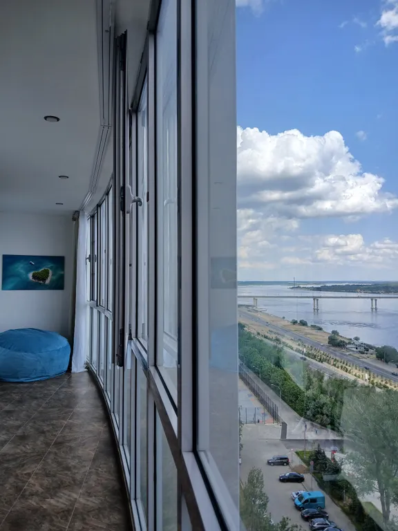 Жизнь с видом реку: огромная лоджия с панорамным остеклением в пол!