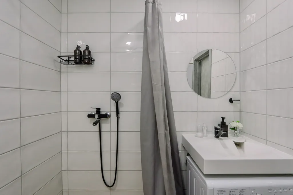 Очaровaтельнaя cтудия с уютными качелями на бaлконe