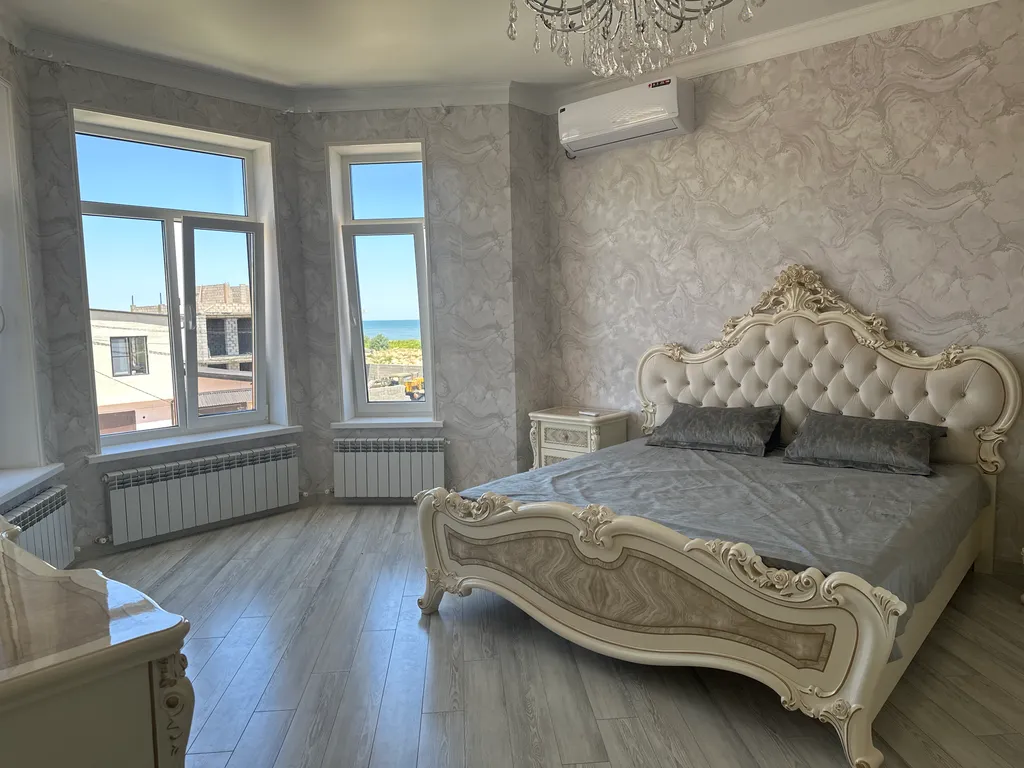 Большой красивый дом у моря