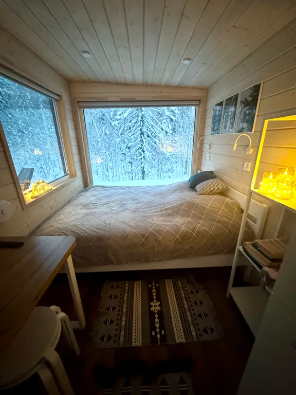 Уютный домик с панорамным окном и видом на лес