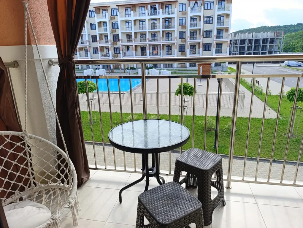 Просторная квартира с видом на бассейн