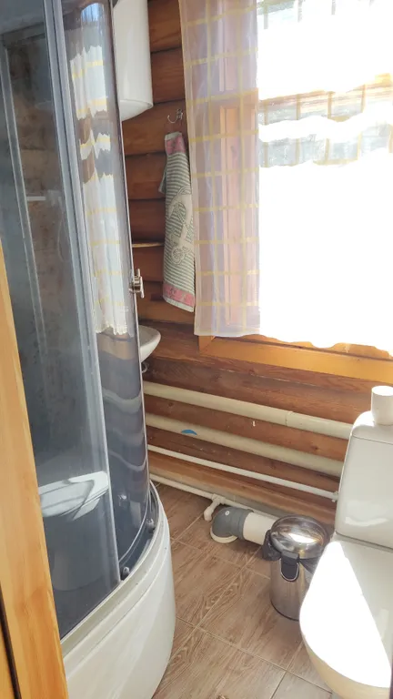 Двухспальные. С двумя раздельными кроватями. Душ и туалет рядом. Лес.