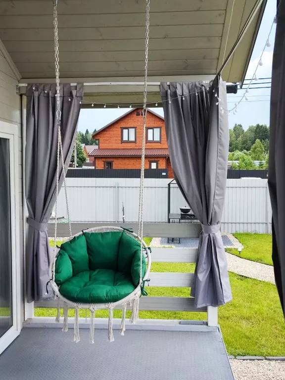 Новый стильный дом в окружении леса