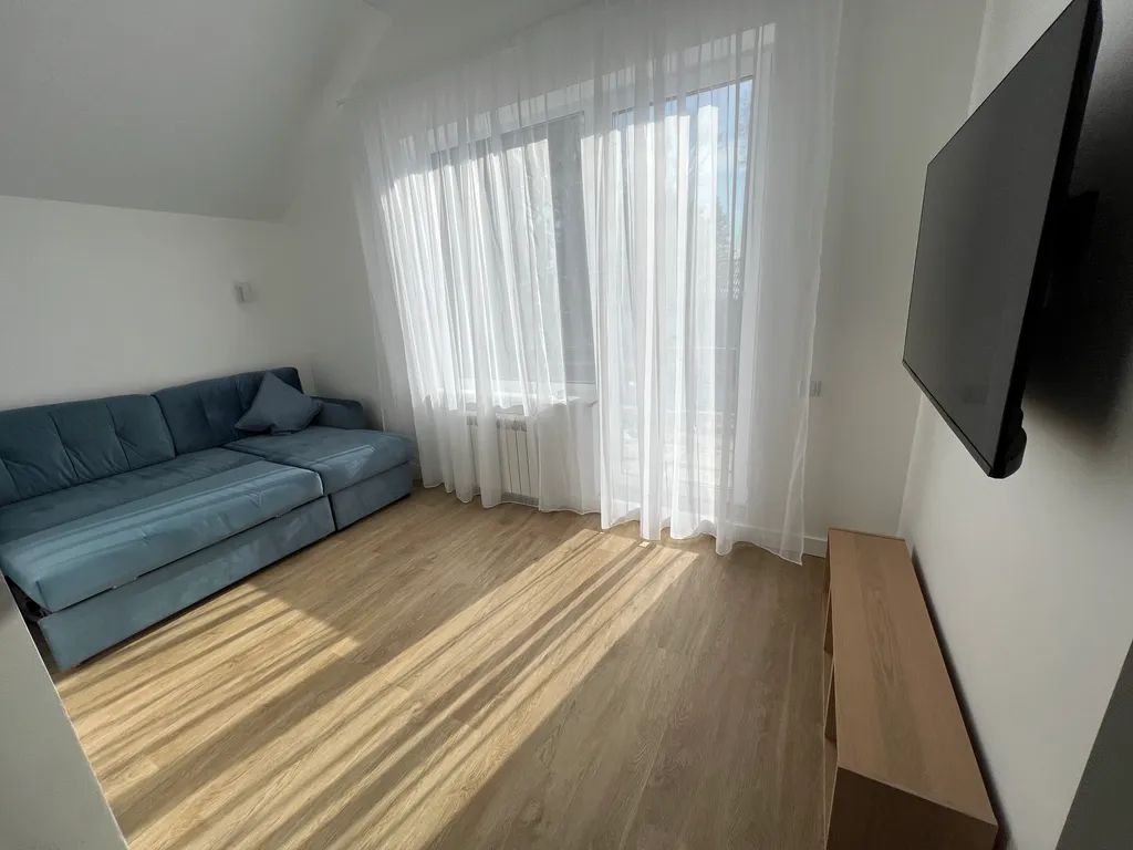 Просторный дом с камином в сосновом лесу