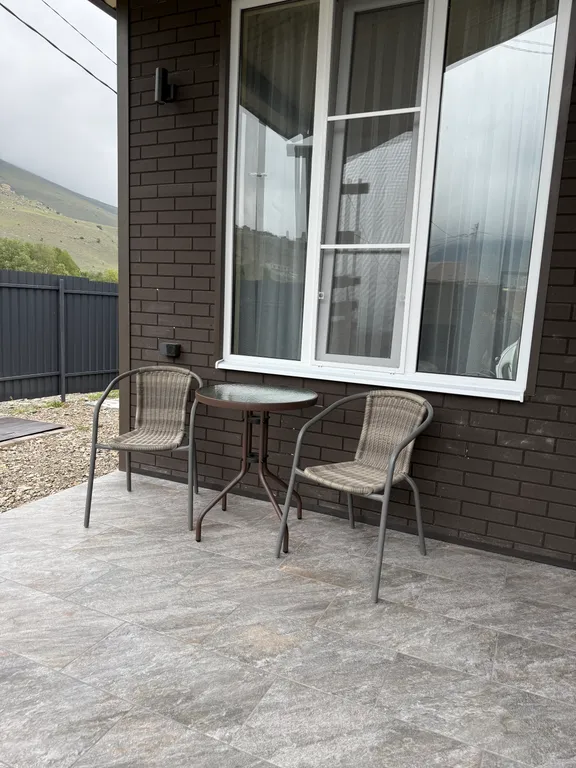 Уютный домик у реки для семейного отдыха