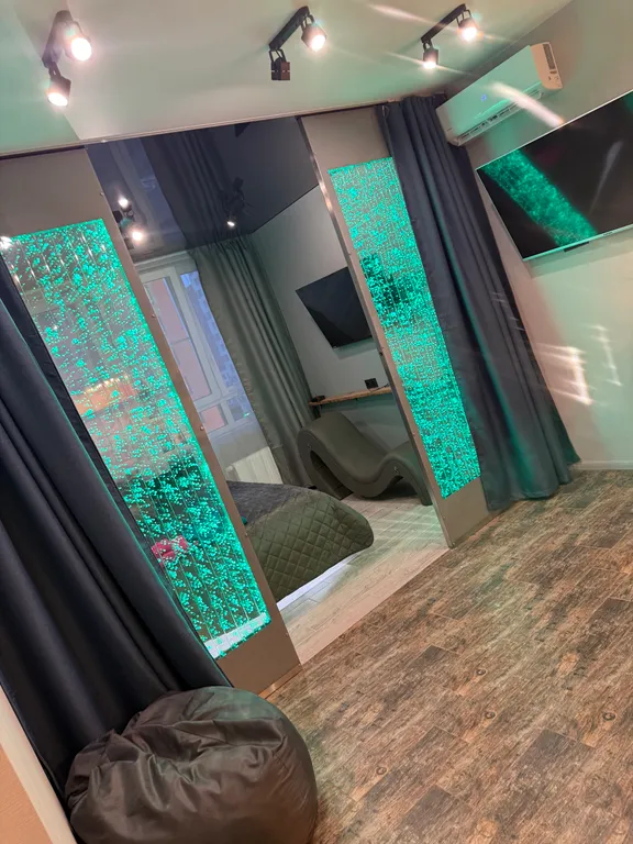 Квартира с водными панелями и джакузи