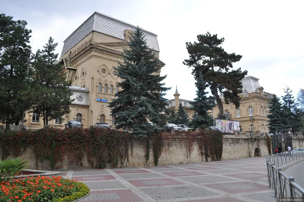 Около Нарзанной галереи и санатория Луч