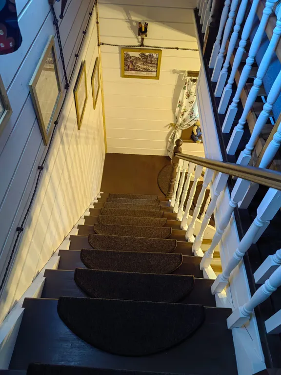 Красивый дом с камином на берегу живописной реки