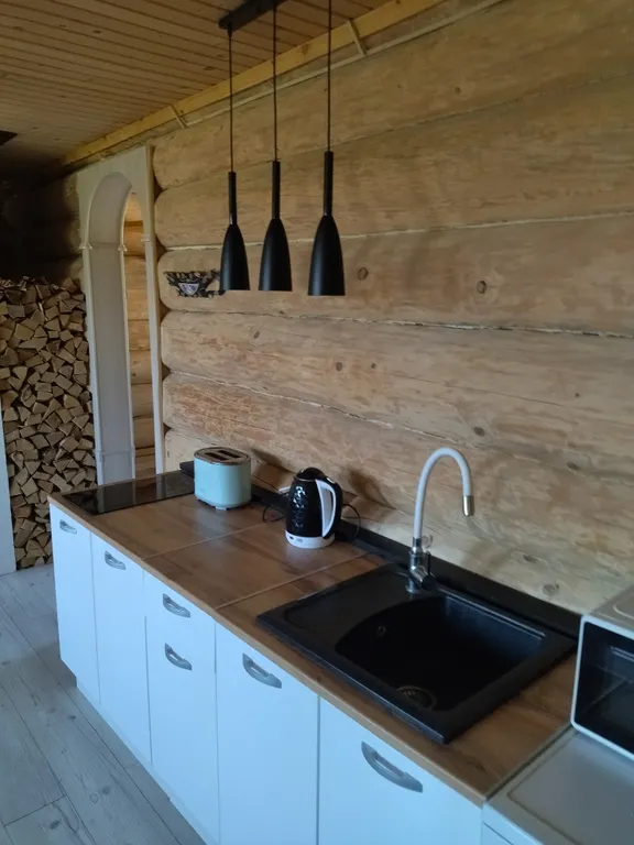 Дом в лесу среди сосен