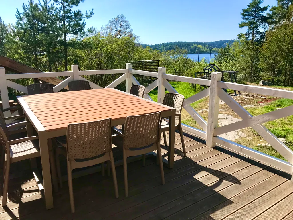 Дом на скале с видом на озеро