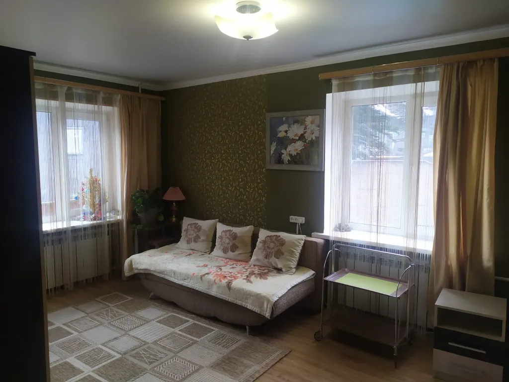 Панорамный вид из окон на горы и ущелья