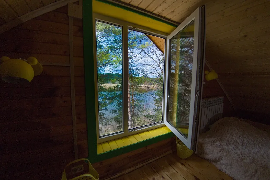 Жёлтый домик с панорамными окнами на берегу реки