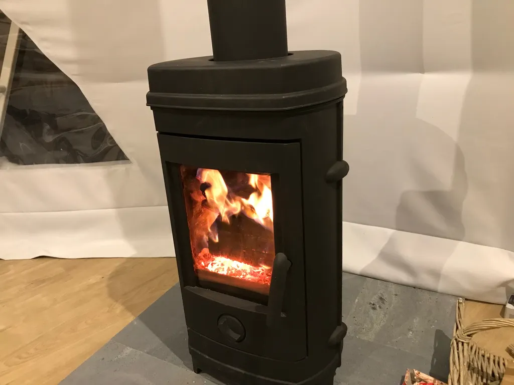 Чудесное место у озера с камином и русской баней