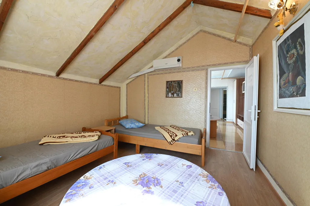 Этаж в коттедже с огромным балконом, 2 спальнями, гостиной и кухней