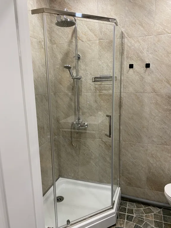 Просторная квартира студия для проведения романтических вечеринок