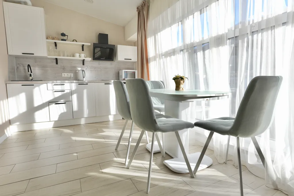 Светлая студия с панорамным окнами на горы напротив отеля Мариотт