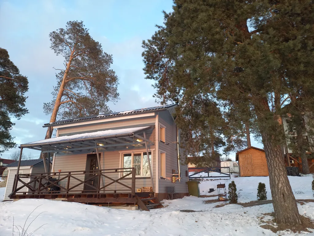 Финнский домик у скалы