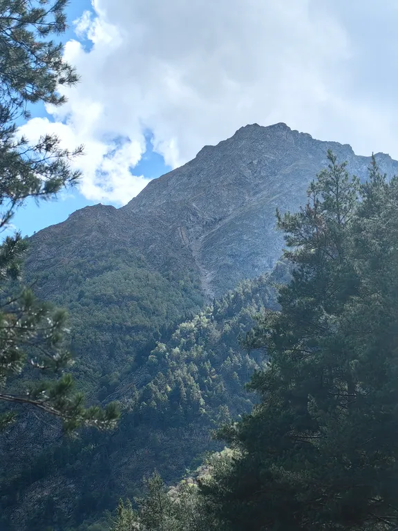 Комфортные номера с витражными окнами и балконом