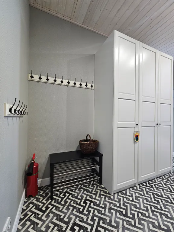 Дом на скале в окружении леса