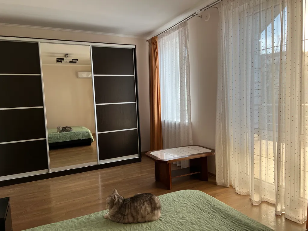 Уютный 2-х этажный дом в центре города, 650 м от моря