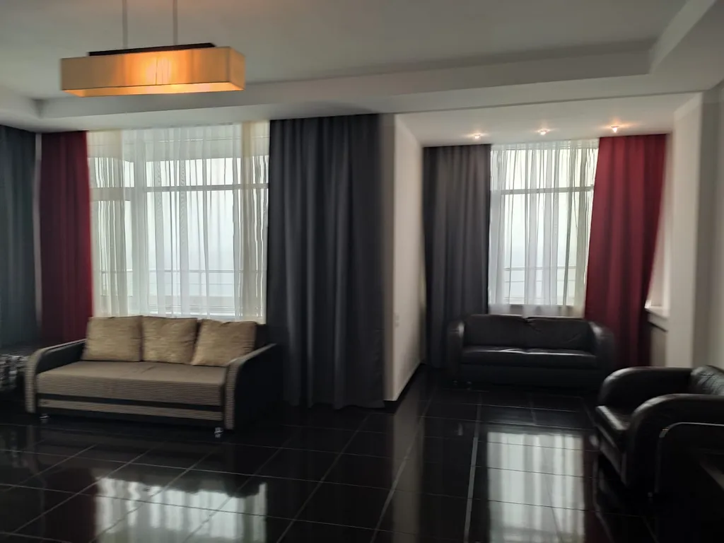 Огромная квартира с бассейном и видом на море