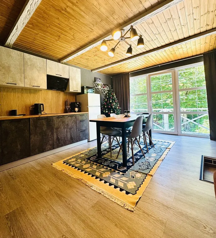 Премиальный Гостевой Дом в темных тонах с видом на горы