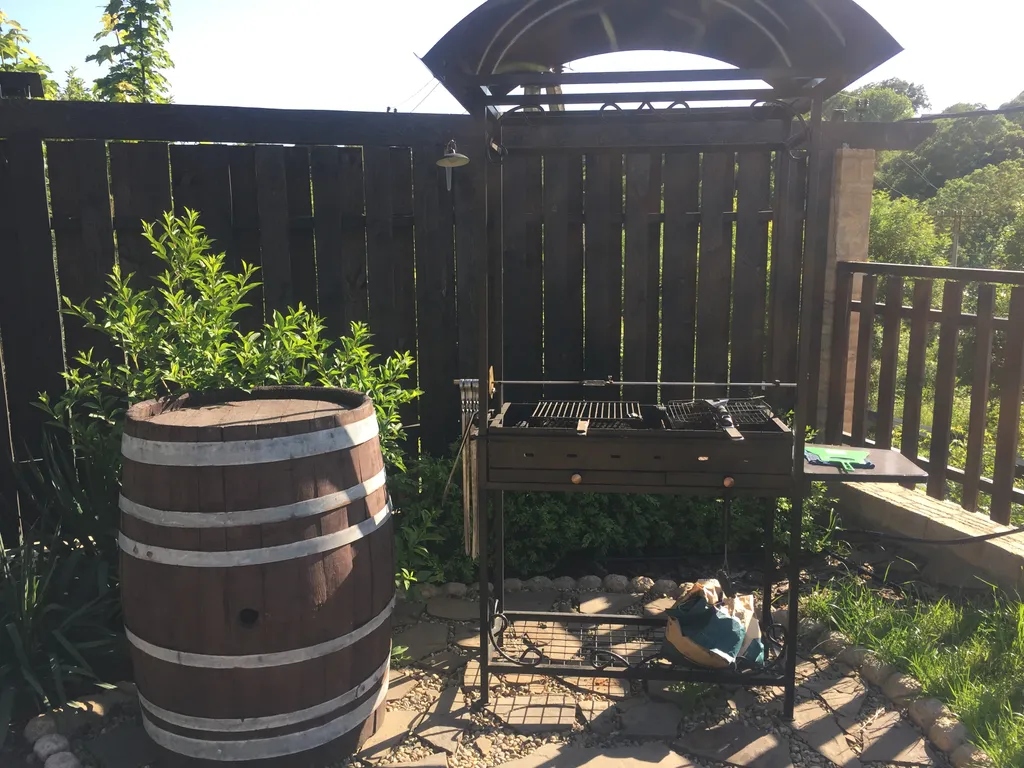 Вилла с бассейном и видом на озеро