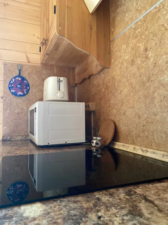 Деревянный дом на берегу реки с беседкой