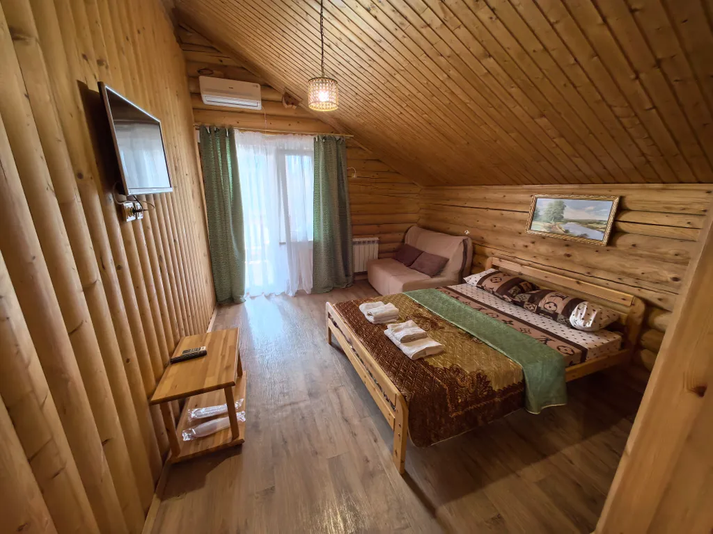 Дом сруб с бассейном и баней