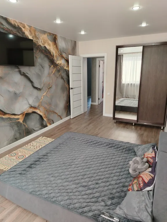 2-комнатная квартира в центре на втором этаже с застеклённым балконом