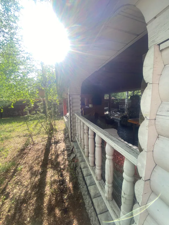 Уютный домик на берегу реки