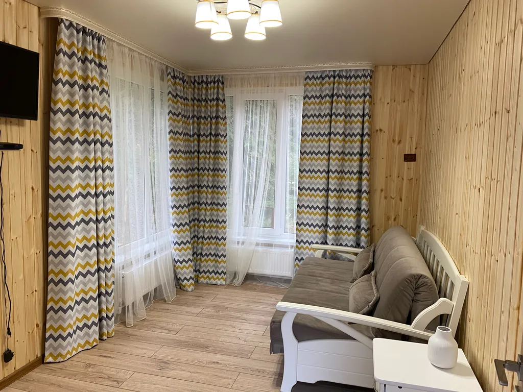 Уютный домик в лесу с панорамными окнами