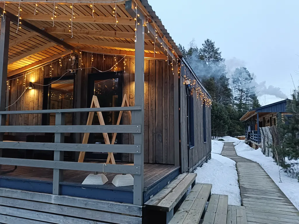 Темный домик на опушке леса